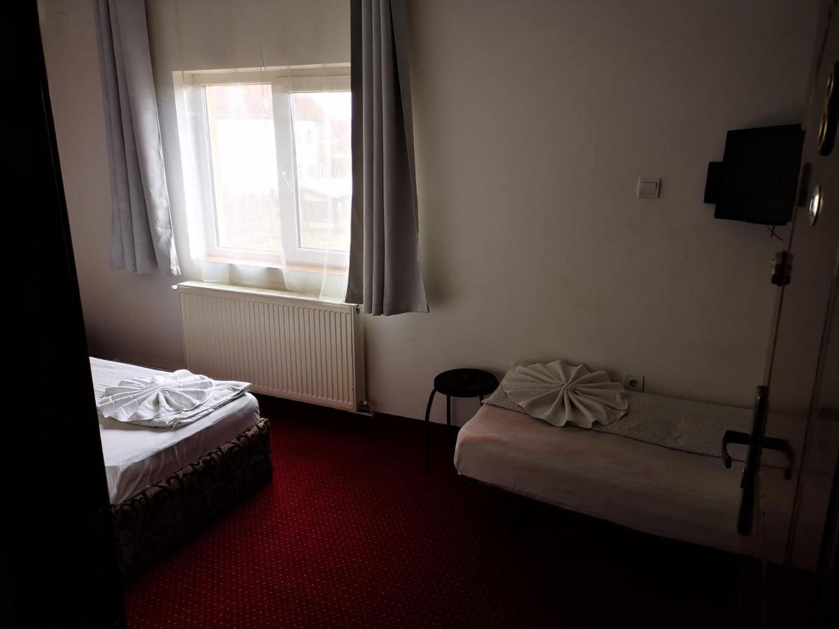 Golden Pension Targu Jiu Exterior photo