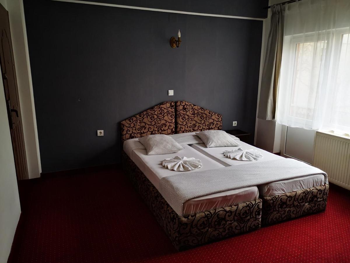 Golden Pension Targu Jiu Exterior photo